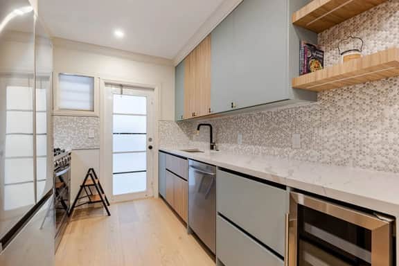 BRAND NEW - Condo by convention center - Image 4